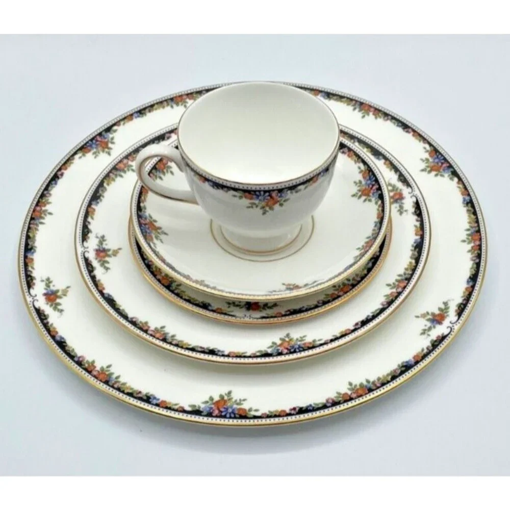 Wedgwood Osborne 5 Piece Place Setting MINT Condition Bone China England